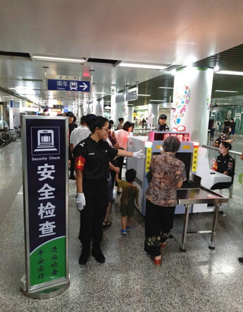 南京地铁安检更加严格 小包也必须过安检仪