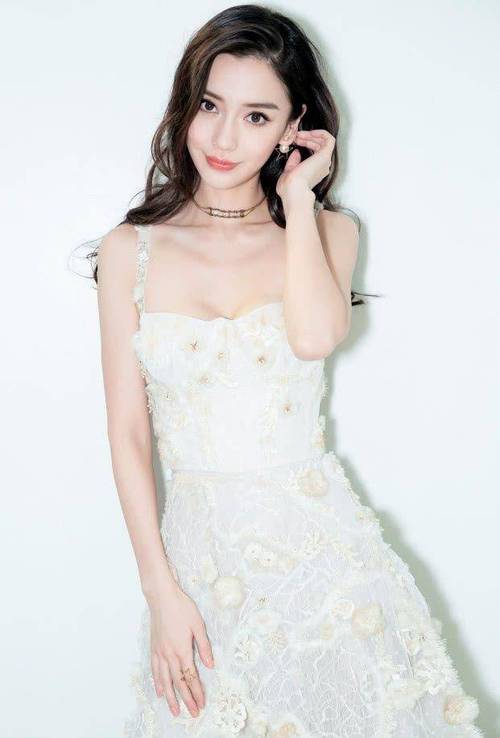 杨颖身穿白色吊带长裙,看起来像精致甜美的洋娃娃,华丽又清新_礼服