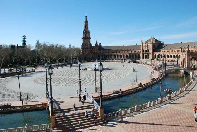 西班牙广场,建于1929年,是一个直径200米由三座建筑物所形成的半圆形