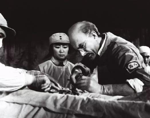 验过血型,白求恩让叶青山和病人头脚相反躺在床上,拿出简易输血器.