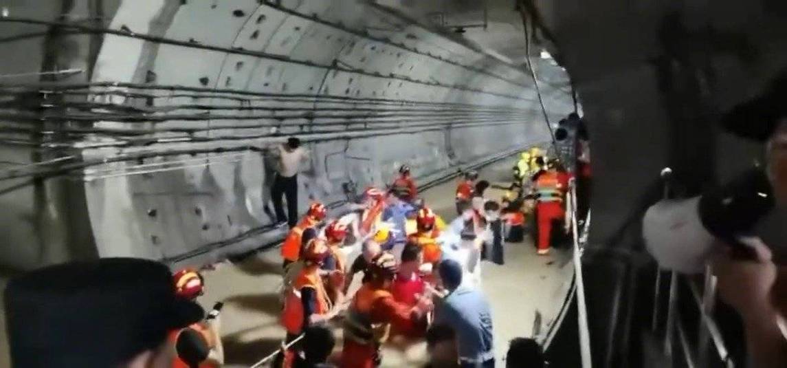 郑州暴雨地铁5号线被困者讲述危险的120分钟