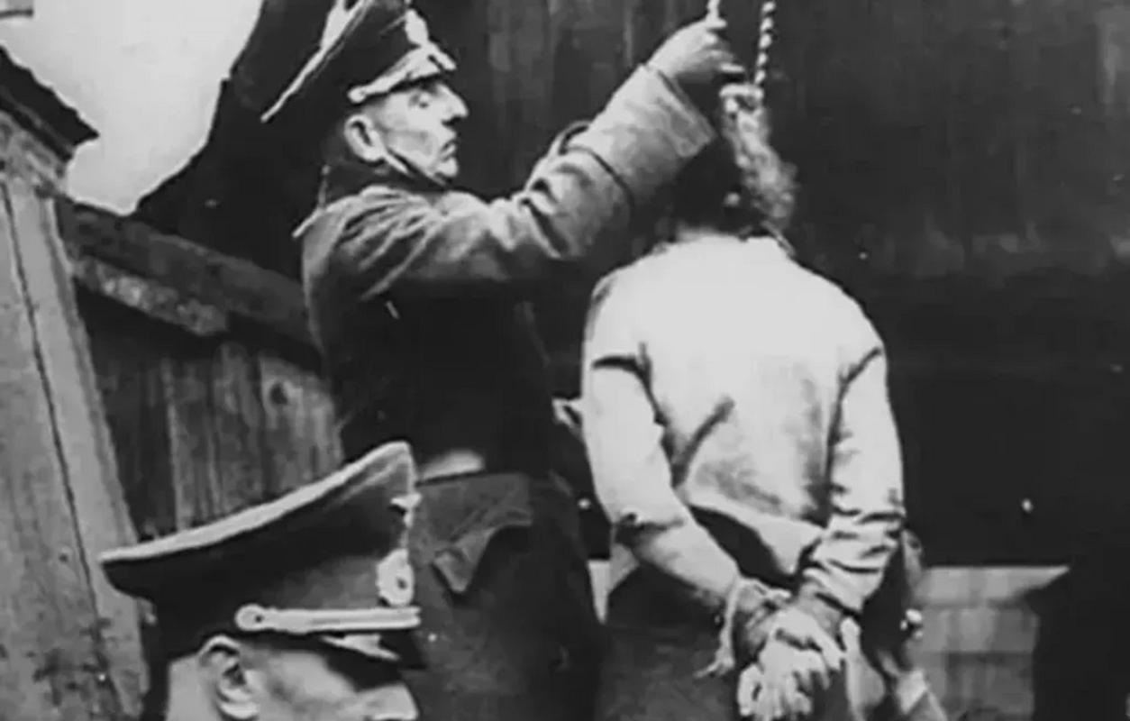 1941年,被俘的苏联女英雄,被德国纳粹绞杀的老照片.
