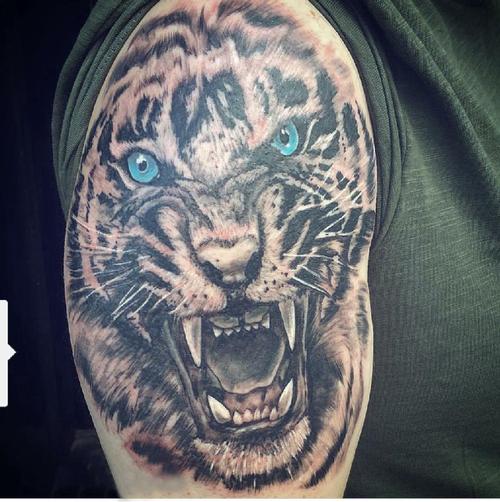 男生手臂上黑灰素描创意霸气老虎头纹身图案