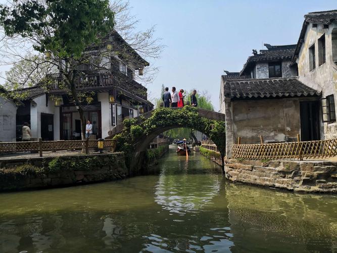 周庄镇依河成街,桥街相连,是江南典型的小桥流水人家.