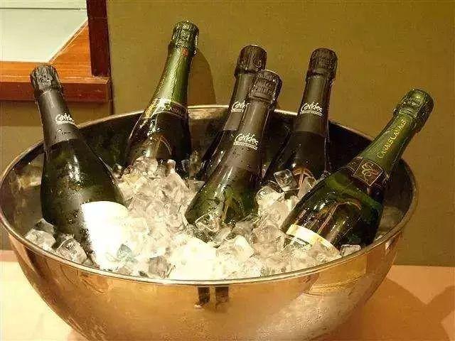 防止酒标冻坏:葡萄酒的饮用对温度要求很高,起泡酒,甜酒都需要冰镇后