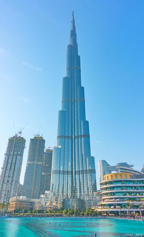 哈利法塔,原名迪拜塔,是世界第一高楼总高828米,楼层162层,总投资15亿