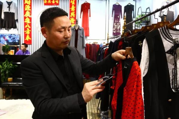 19岁就开始在北京打拼,已经在北京经营服装生意33年的江学勤,想着将要