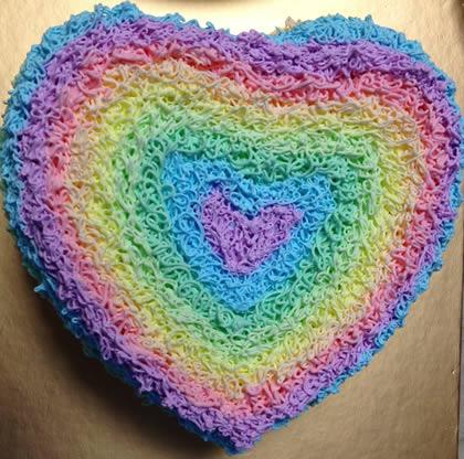 鲜花名称:爱心彩虹 花材内容:彩虹蛋糕 蛋糕都有配套的:蜡烛 切刀 盘