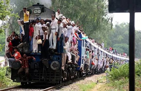 印度每天有11000列火车在轨道上行驶.