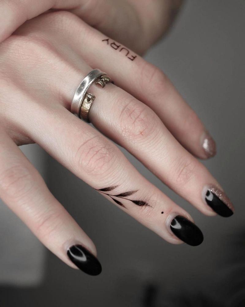 手指上酷酷的纹身91 女生手指上超级酷的纹身小图案,手指字母纹身