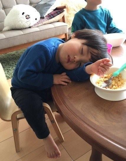 为什么小孩一吃饭就要睡觉