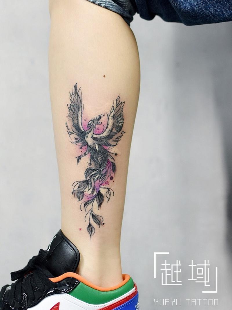 上海纹身/凤凰纹身图案 女生腿部纹身图案 上海纹身越域刺青纹身店内