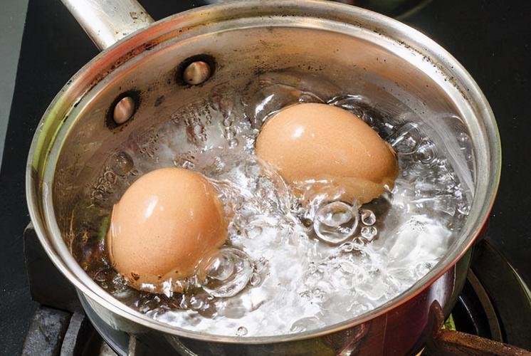 煮鸡蛋有窍门牢记4点鸡蛋煮好无裂口壳一剥就掉