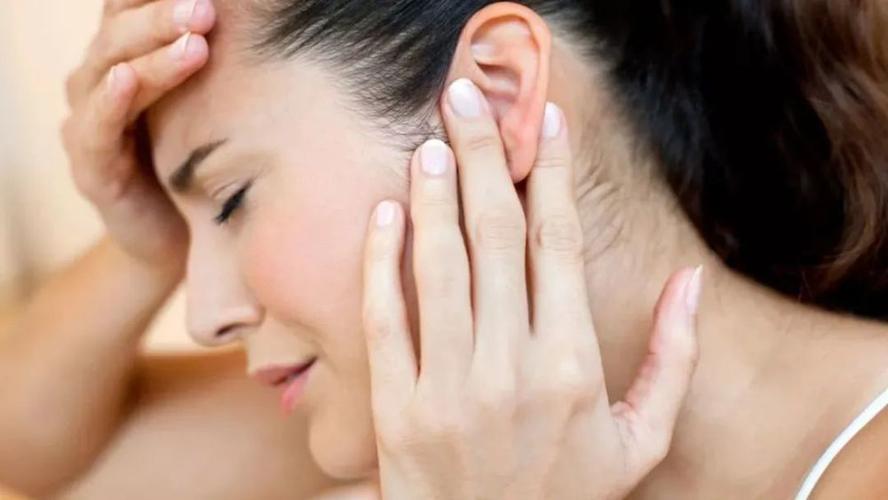 耳朵疼不当回事严重的还会引起并发症让你难受到想哭