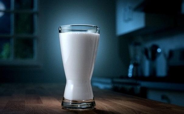 喝牛奶有助于睡眠吗喝牛奶对睡眠有好处吗图