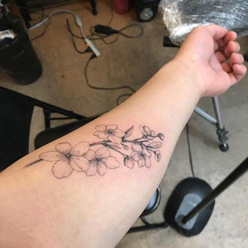樱花纹身 女生手臂上黑灰的樱花纹身图案