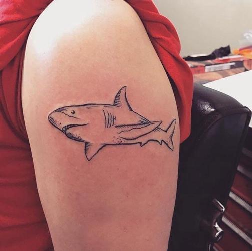 男生手臂上黑色简单线条小动物鲨鱼纹身图片 - 纹身部落