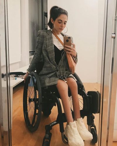 美女双腿骨折轮椅石膏