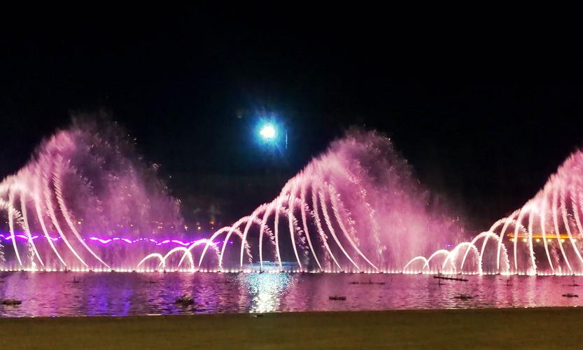 观看亚洲最大的泰安西湖激光音乐喷泉.
