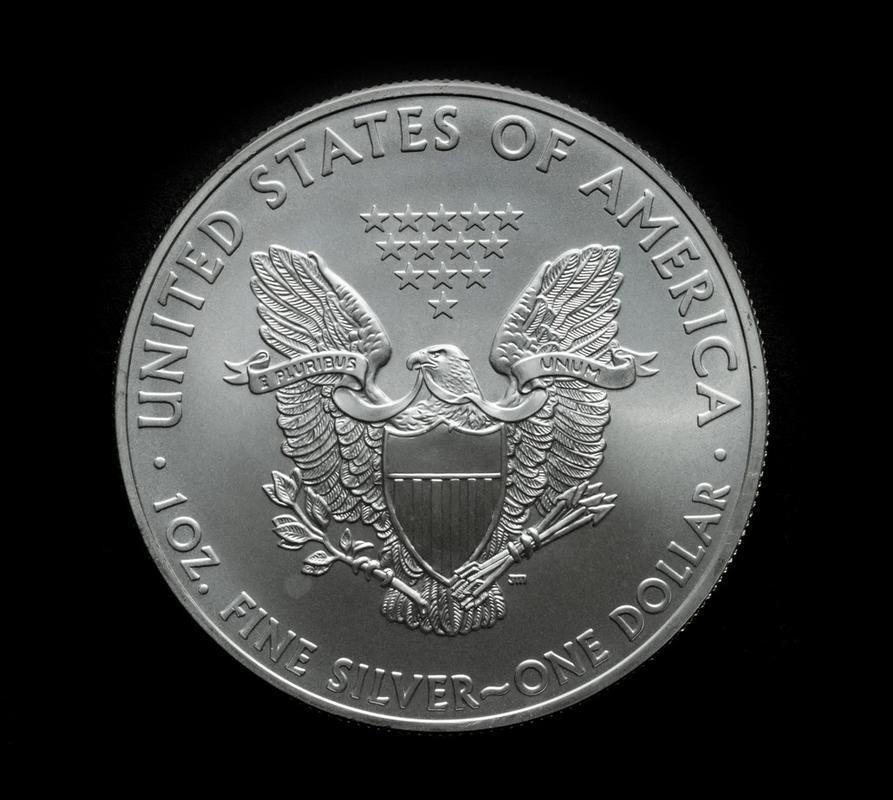 美元硬币,银色的金属硬币钱孤立的黑色背景