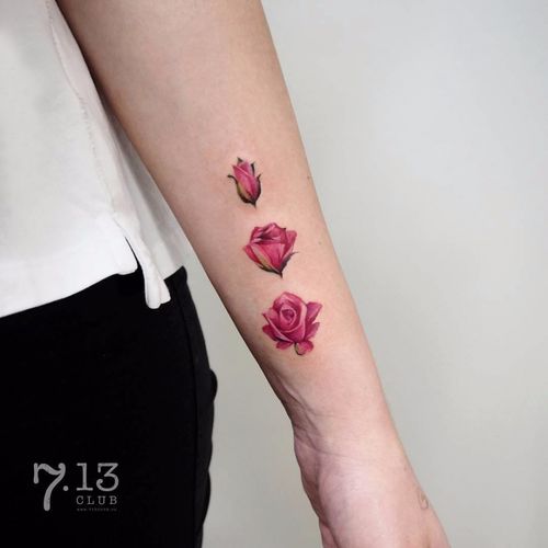小清新植物纹身 女生手臂上彩色的玫瑰纹身图案