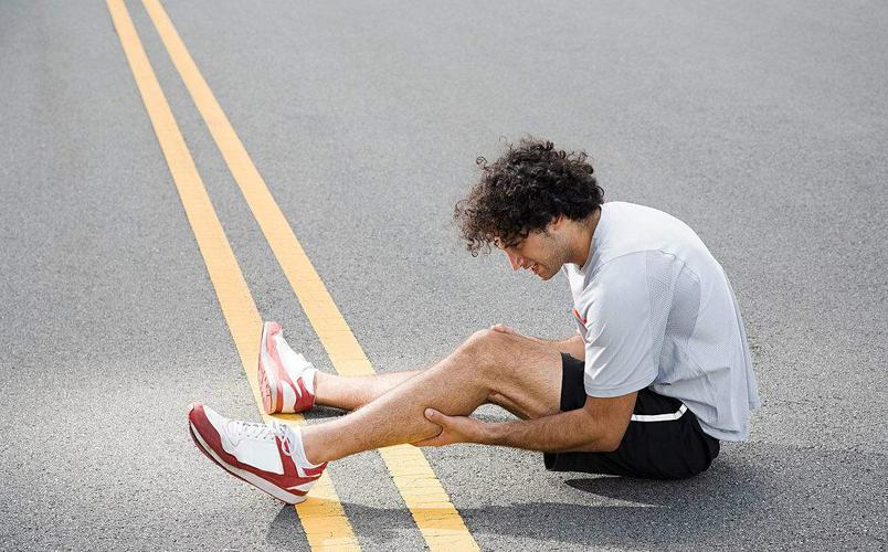 为什么跑步小腿会疼痛 小腿疼痛和不适是跑友的常见伤痛问题