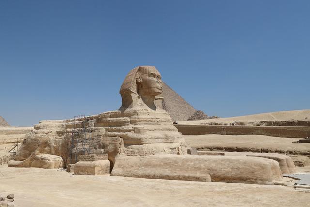 迷惑行为埃及一男子爬上狮身人面像挥舞大锤猛敲被保安抓走