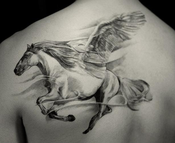 背部雄伟壮观的神秘飞马纹身图案 - 纹身秀