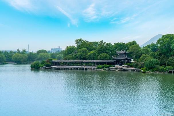 南京免费的旅游景点有:中山陵,秦淮河,老门东,南京博物院,雨花台风景
