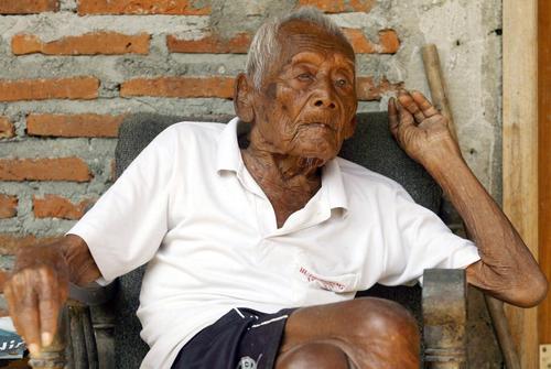 146岁世界最长寿老人去世 结过4次婚 吸了100多年的烟