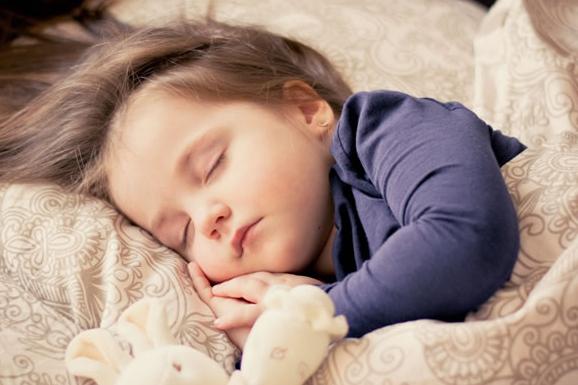 让宝宝自己睡觉,这是每个宝妈的最终目的,自主睡眠,就是让宝宝在没有