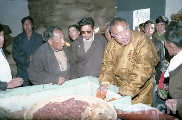 西藏老记者刘丽嘉珍贵照片缅怀十世班禅大师