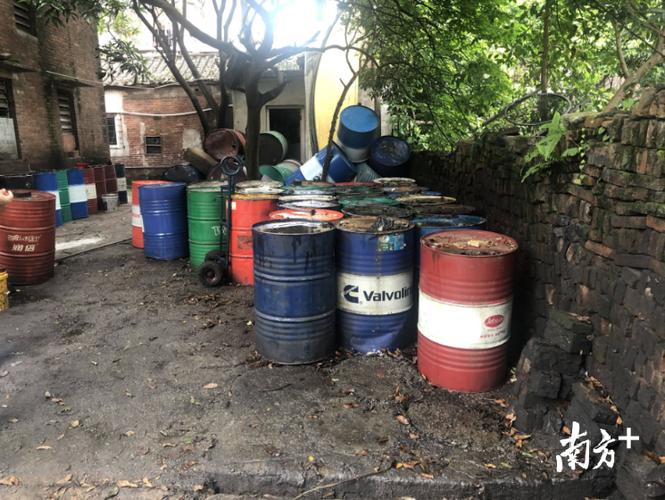 杏坛镇安富村某偏僻的出租屋进行检查,发现该出租屋被作为废油厂使用