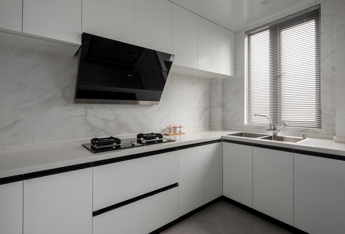 厨房通透明亮,白色背景搭配白色橱柜,空间显得自然舒适,一进门就感到