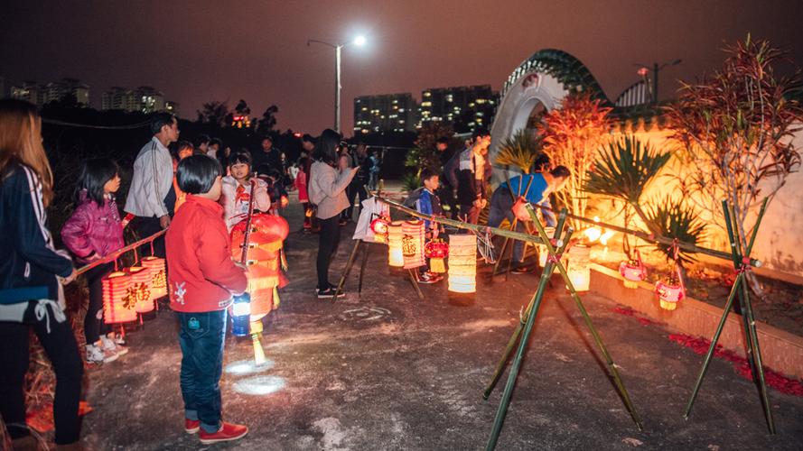 文昌元宵送灯是一项汉族传统民俗项目,到了农历正月十五夜晚,人们掌着
