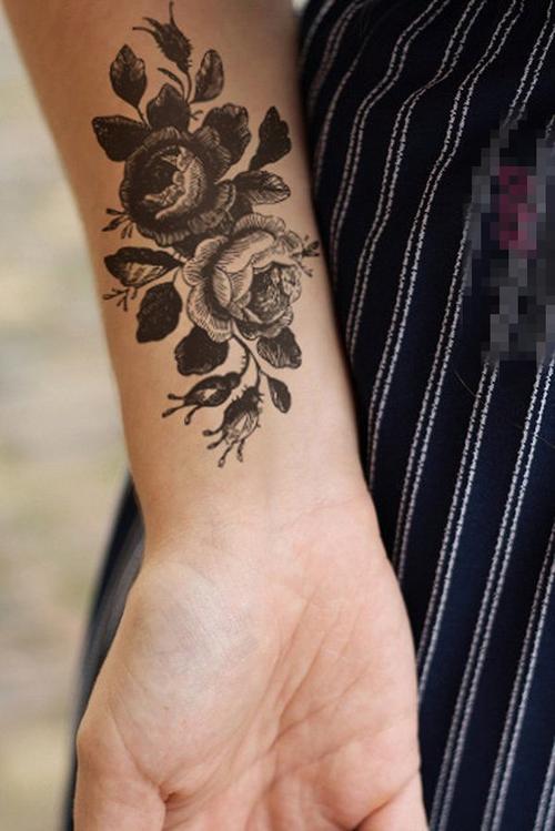 女生手臂上黑灰素描创意唯美花朵纹身图案