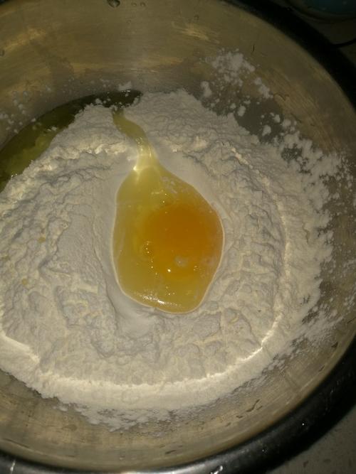 炸油条,高筋面粉放盆子里,加入鸡蛋