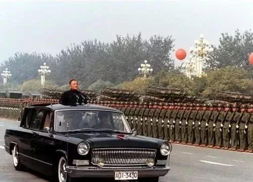 中国一汽如期将首批质量过关的30辆红旗ca72高级轿车和两辆红旗检阅车