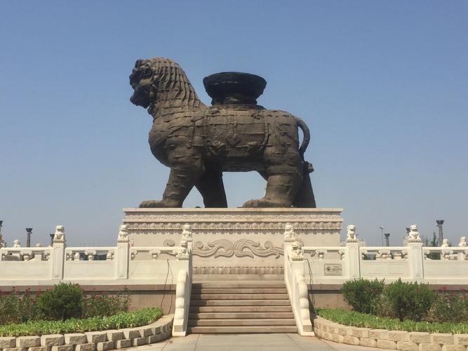 狮城文化广场,铁狮子是沧州的象征.