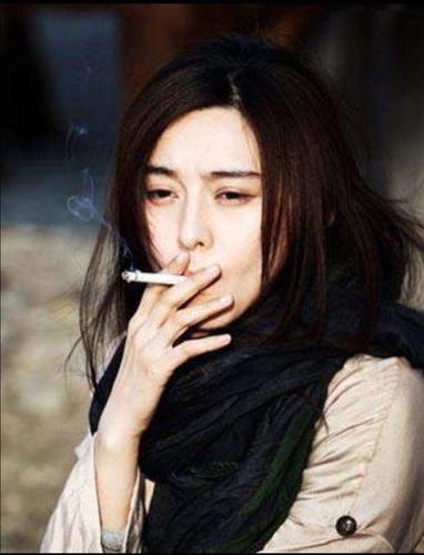 女明星吸烟照,赵薇像大妈张曼玉最有味!