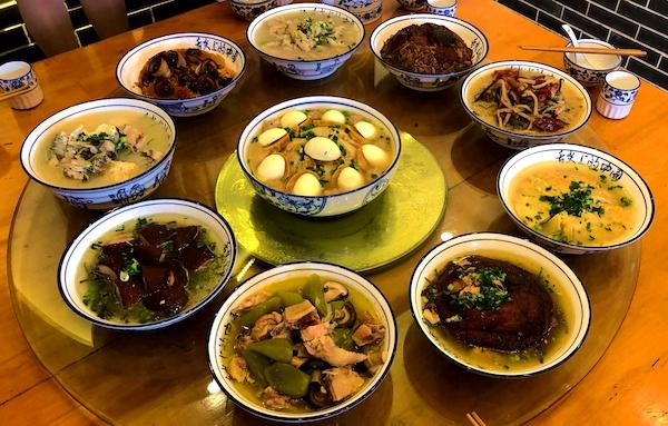 巴中市恩阳古镇十大碗在这些菜肴中,以刀口丸子和虾米汤最具特色,色