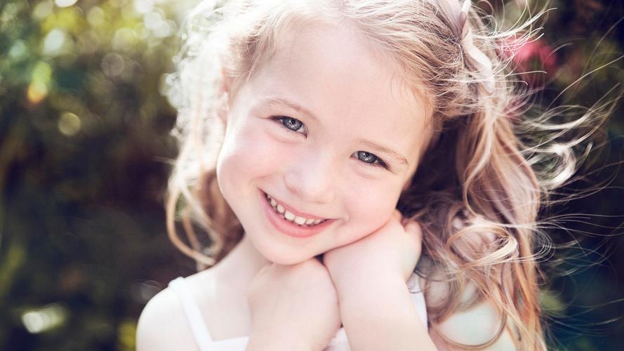 女孩孩子微笑欢乐的照片可爱小女孩壁纸