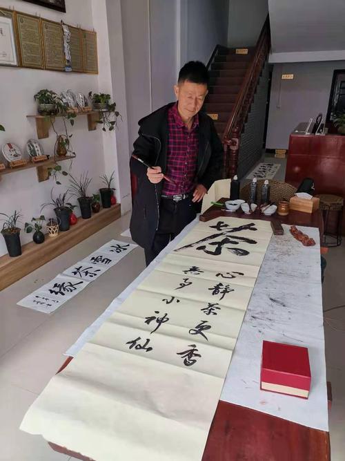 3月10日下午,云南民族画院书法家从昆明来到有千年茶乡美誉的昌宁县