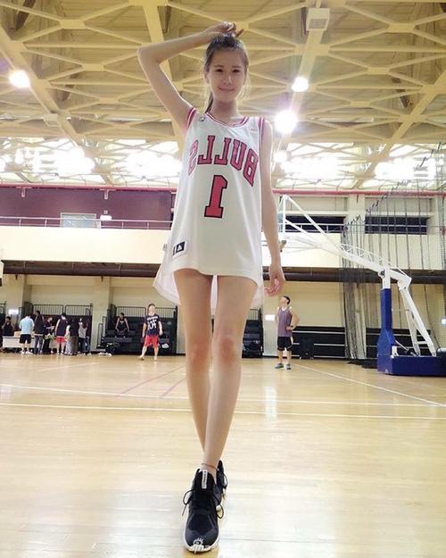 美女爱打篮球露惊人长腿这腿能打几分16