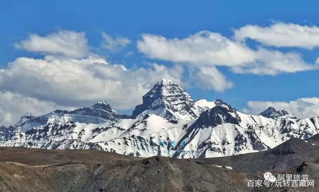 青藏高原,位于北纬25°—40°之间,是地表海拔最高的高原,平均海拔