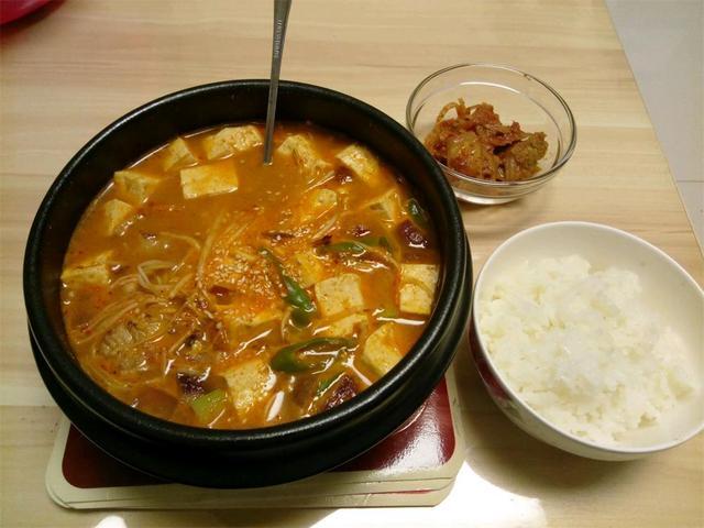韩式大酱汤:食材丰富,汤汁香辣入味,搭配米饭,好吃到停不下来