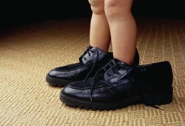 这类鞋子宁可扔掉也别给孩子穿严重可致畸形很多家长不知道