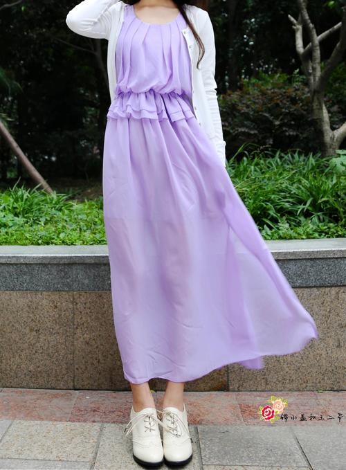 紫色长裙灰常显气质,秋天加上一件白色针织衫.