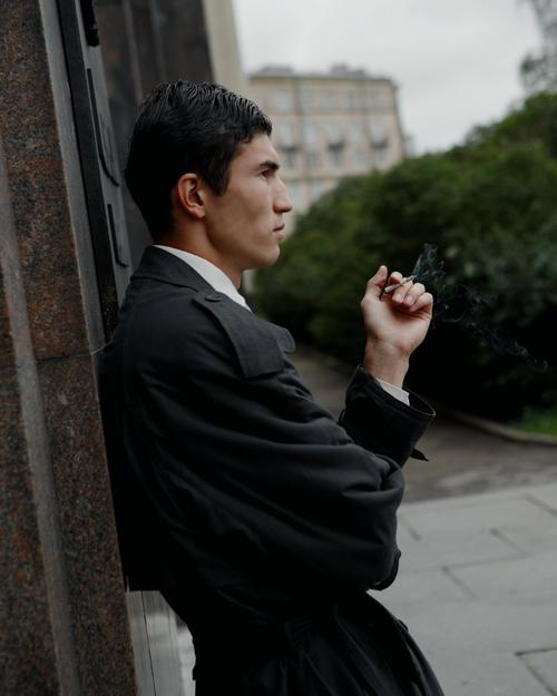 男人寂寞抽烟图片