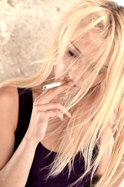 吸烟的欧美女生图片